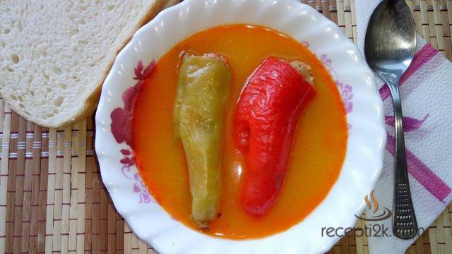 Пълнени чушки с ориз и кайма със сос