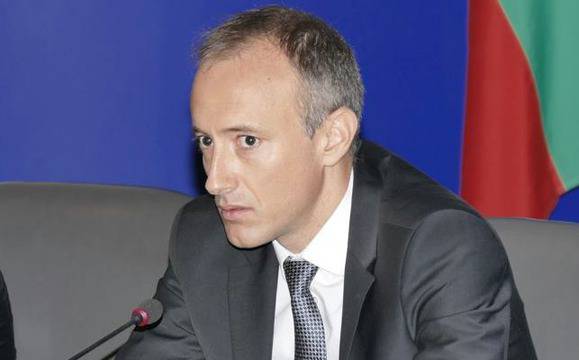 Министър Вълчев: Черно-белите учебници няма да се разпространяват