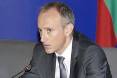 Министър Вълчев: Черно-белите учебници няма да се разпространяват