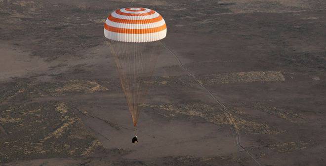 Успех! Космическият кораб Союз МС-04 с трима души се завърна благополучно на Земята