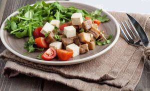 Детокс рецепта: салата от патладжани, рукола и тофу