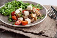 Детокс рецепта: салата от патладжани, рукола и тофу