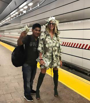 Моделка на „Плейбой“ се пусна в метрото само по рокля от долари