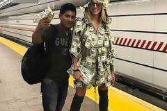 Моделка на „Плейбой“ се пусна в метрото само по рокля от долари