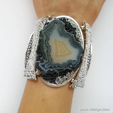 Зимата твори магични бижута за жени с любов