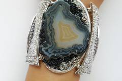 Зимата твори магични бижута за жени с любов