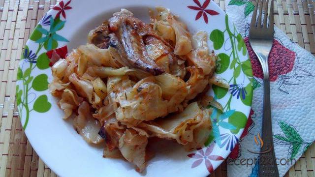 Прясно зеле с пилешко на фурна