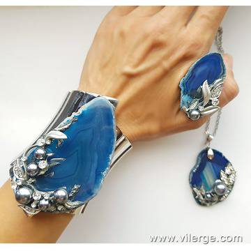 Зимата създава приказни бижута с естествени камъни