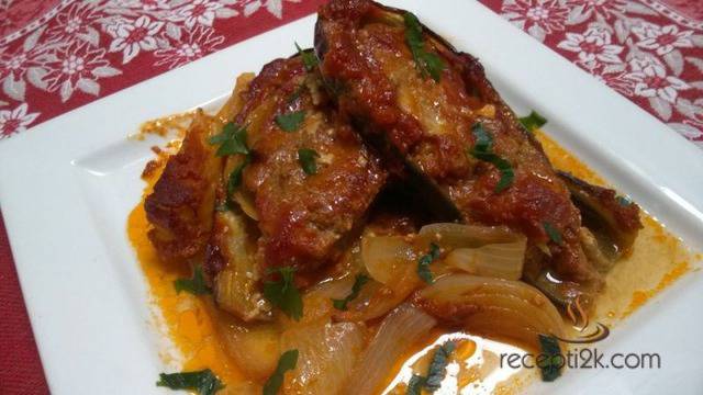 Пълнен син домат с кайма