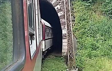 Пътническият влак Бургас-София престоя 2 часа в най-дългия тунел у нас