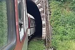 Пътническият влак Бургас-София престоя 2 часа в най-дългия тунел у нас