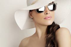 Мъжки, дамски и унисекс слънчеви очила с UV защита спортни и ежедневни модели.