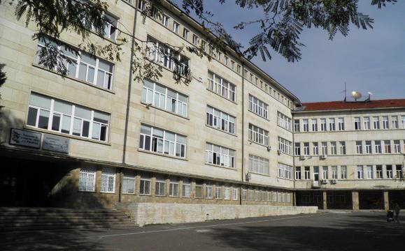 Бивши възпитаници на бургаска гимназия с акция #ВърниОбратно