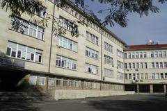 Бивши възпитаници на бургаска гимназия с акция #ВърниОбратно