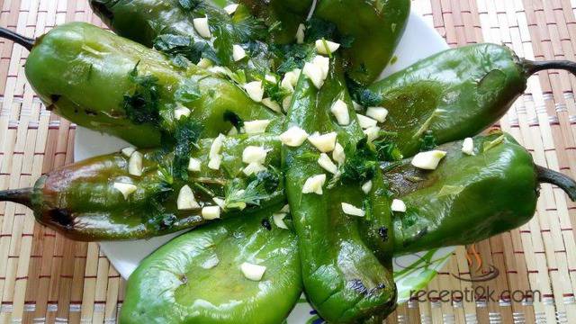 Печени чушки с чесън и оцет