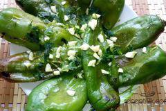 Печени чушки с чесън и оцет