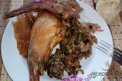 Печен пълнен заек с гъби, ориз и лук