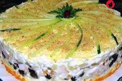 Ето с това вече ще оберете точките пред гостите си! Вижте как се прави тази салата-торта (рецепта)