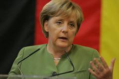 Ден преди решаващия вот: Меркел прави сърдечен масаж на кукли