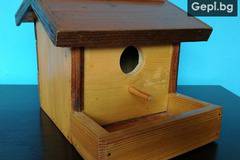 Ръчно изработена, дървена къщичка за птици.
