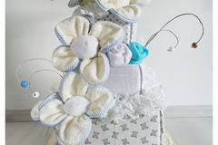 Асиметрична правоъгълна бежова торта с пет цветя