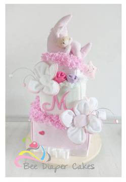 Асиметрична правоъгълна розова торта с три цветя и голяма музикална играчка