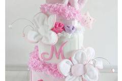 Асиметрична правоъгълна розова торта с три цветя и голяма музикална играчка