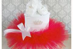 Дизайнерски комплект с червена пищна поличка и бели обувчици