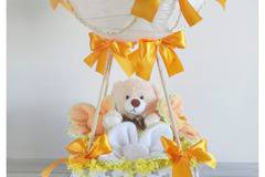 Балон с кош с жълти панделки