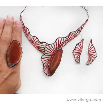 Зимна приказка с елегантни бижута от естествен камък