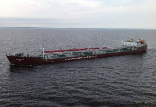 Тованиря кораб Волгонефт 120 заседна на река Дон в Русия