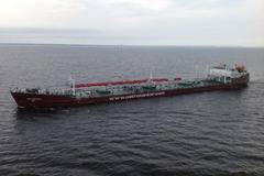 Тованиря кораб Волгонефт 120 заседна на река Дон в Русия