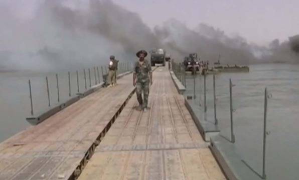 Понтонен мост на Ефрат в Дейр ез-Зор