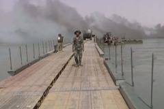 Понтонен мост на Ефрат в Дейр ез-Зор