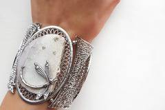 Модерната жена през зимата носи модни бижута за сезона