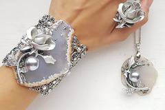 През сезон ЗИМА 2017 и 2018 с модерни бижута за жени