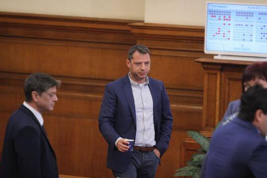 Добрев депозира оставката си, БСП с нови обвинения