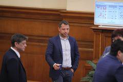 Добрев депозира оставката си, БСП с нови обвинения