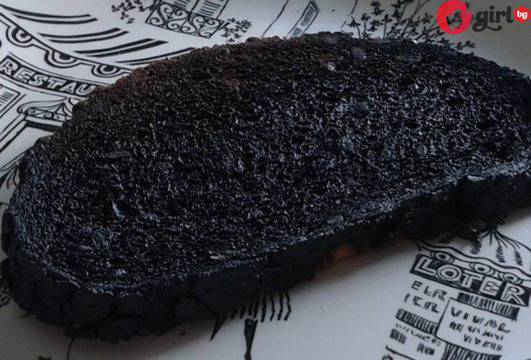 Майката сервира за вечеря изгорели филии, а реакцията на бащата ще ви остави без думи!