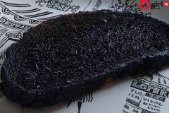 Майката сервира за вечеря изгорели филии, а реакцията на бащата ще ви остави без думи!