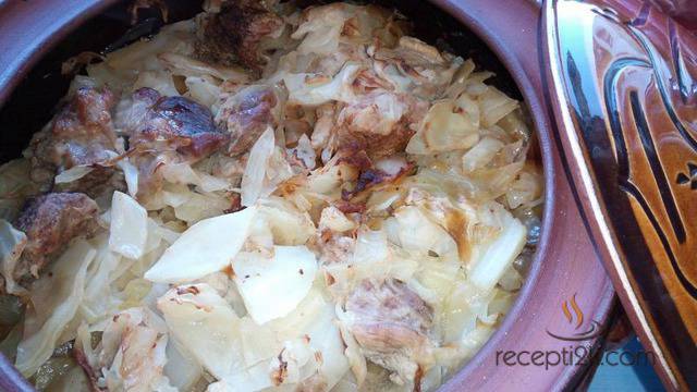 Свинско с прясно зеле в гювеч