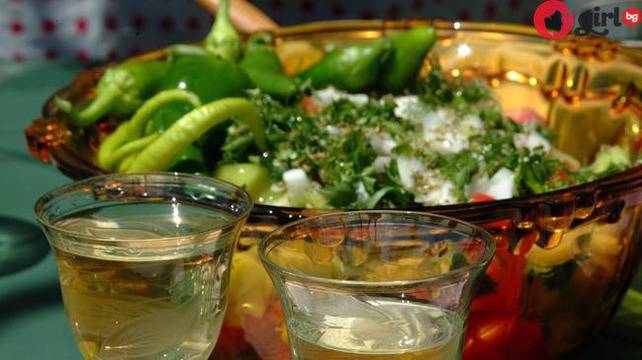 5 причини, които ще ви накарат още сега да си сипете 1 ракия!