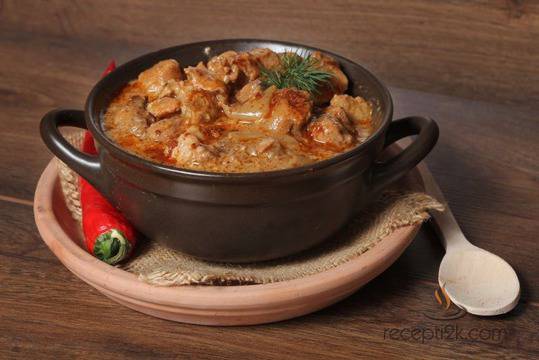 Пикантно ястие със свински мръвки