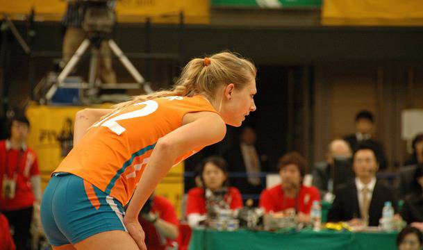 Сексапилната волейболистка Manon Flier