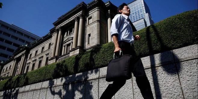 Японските банки вероятно имат прекалено много служители и клонове