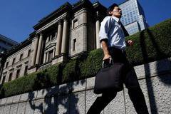 Японските банки вероятно имат прекалено много служители и клонове