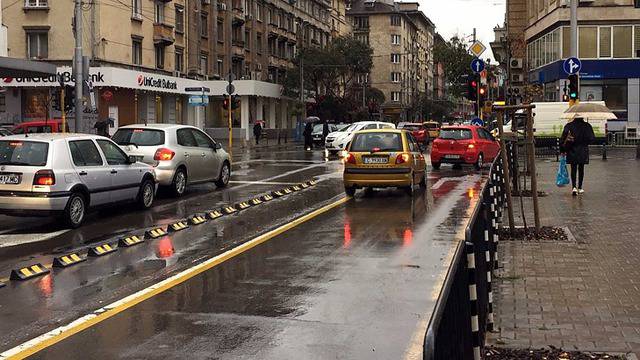 Абсурдна велоалея разполови улица „Раковски” в София