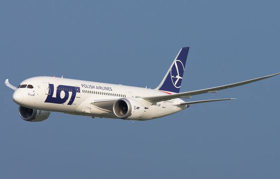 Предното стъкло на самолет LOT Polish Airlines Boeing 787-800 се спука по време на полет