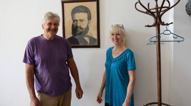 Англичани превърнаха изоставено училище в свой дом