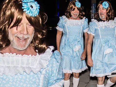 Брус Уилис се появи с рокля в стил „Сиянието“ за Хелоуин